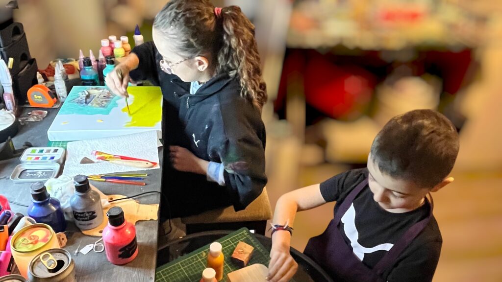 La première session d'atelier créatif avec des enfants. La première session d'atelier créatif avec des enfants.