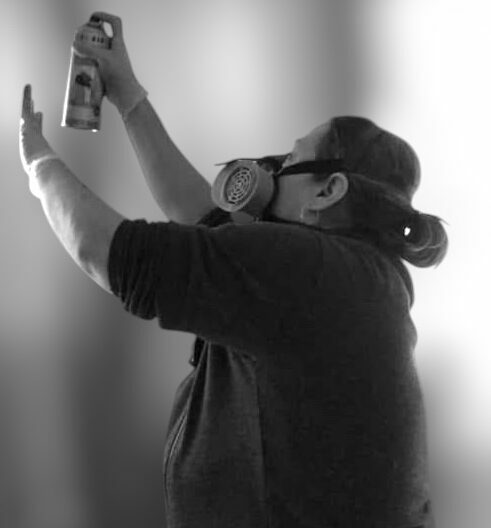 Rosie entrain de rénover son atelier.