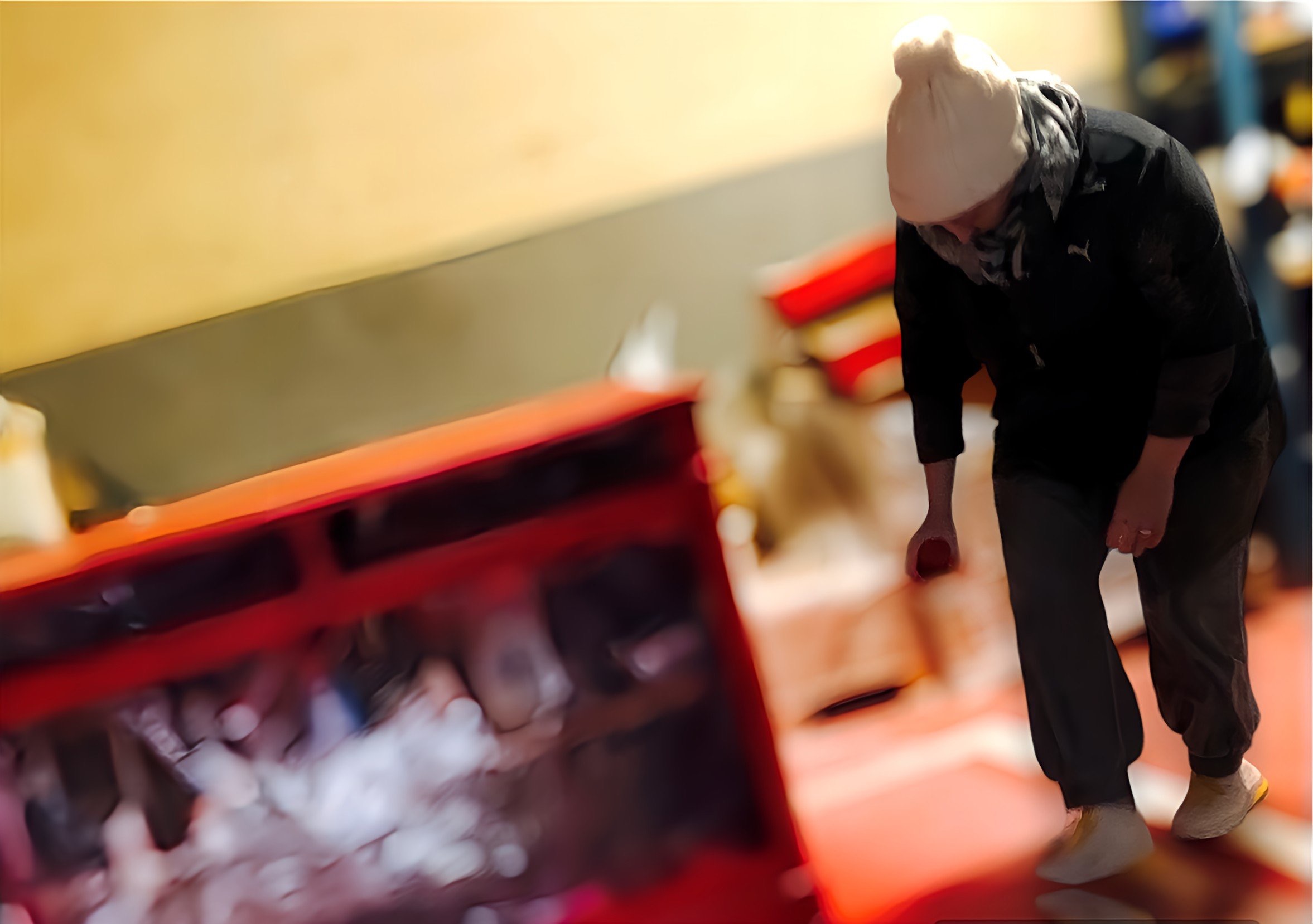 Rosie entrain de rénover un meuble chez un client.