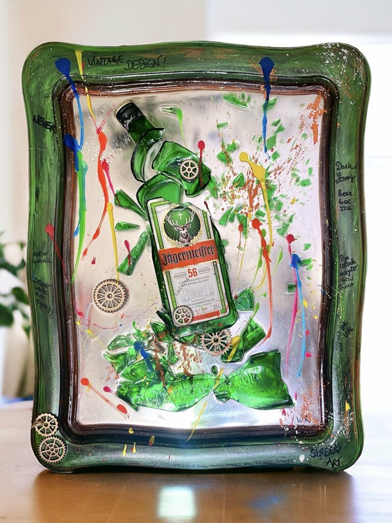 Un miroir rénové par l'artiste. Un miroir rénové par l'artiste.