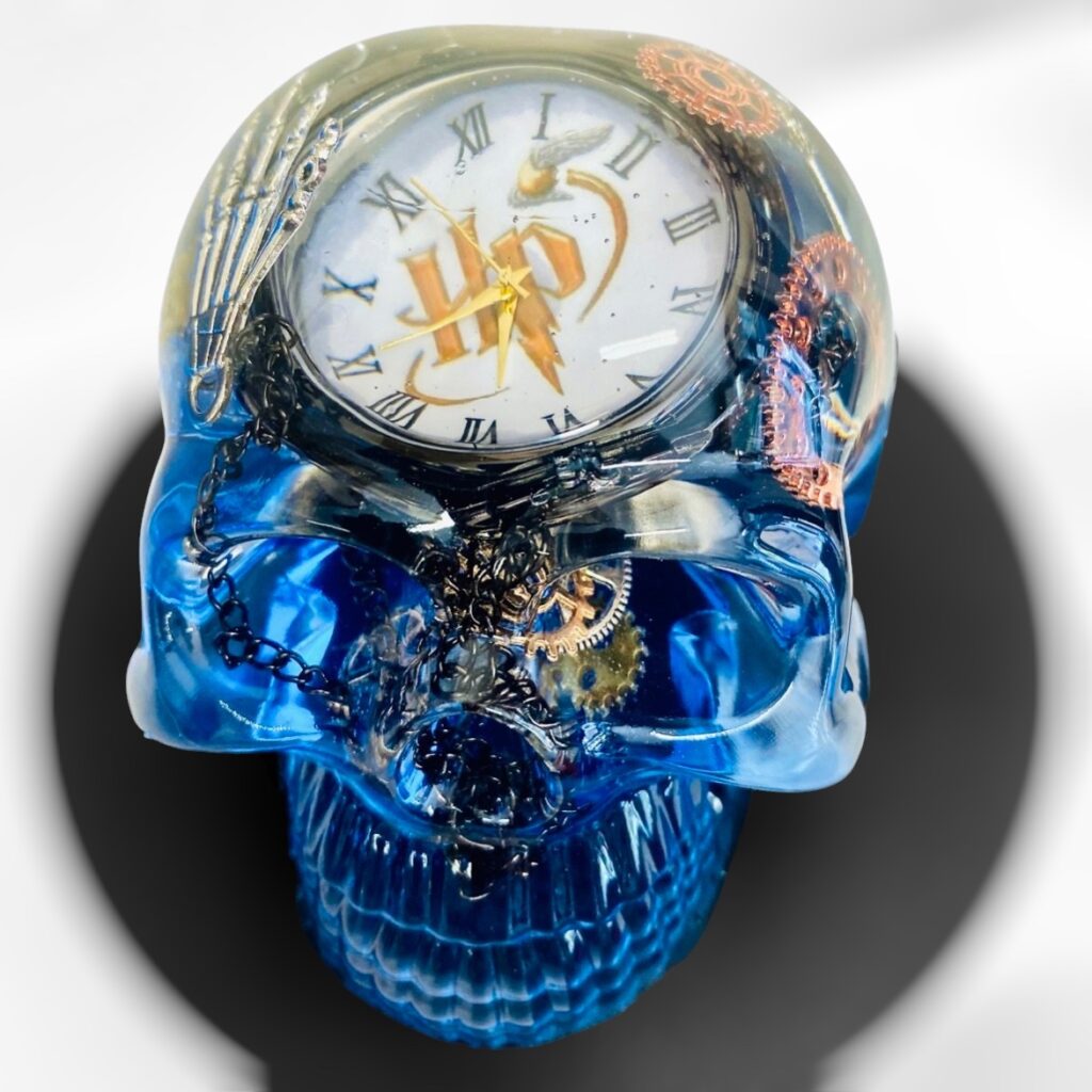 Les Skull , des réalisations en résine époxy.