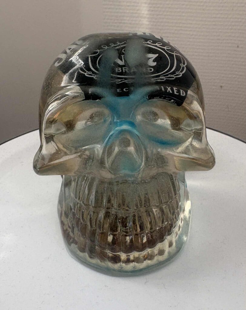 Le Jagermeister, un miroir rénové par Rosie. Le Skull version 15, une réalisation en résine époxy.