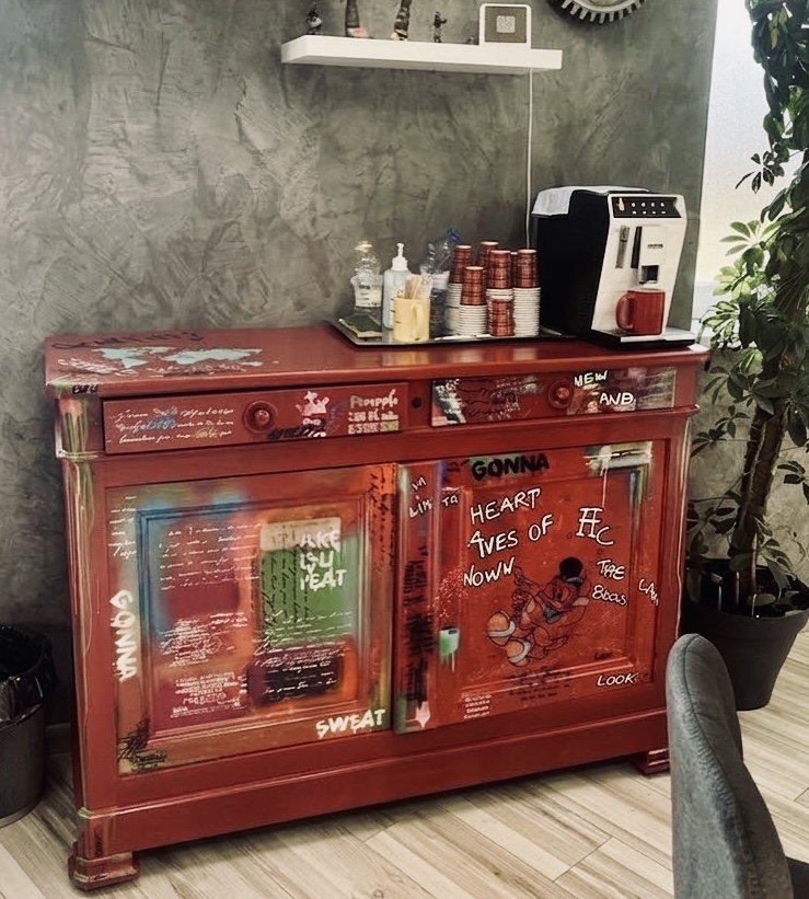 Un buffet rénové et customisé.